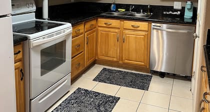 Quiet 1bed/1bath condo with free parking