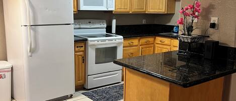 Réfrigérateur, micro-ondes, four, lave-vaisselle