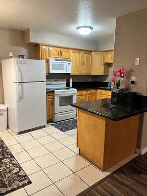Fridge, microwave, oven, dishwasher - Quiet 1bed/1bath condo with free parking (Fresno)