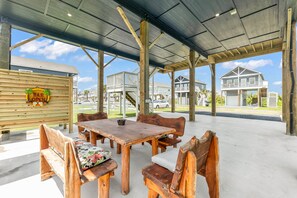 Outdoor dining - Come down to the quiet side of Crystal Beach 🏖️ (Bolivar Peninsula)