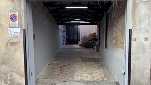 A covered loading dock with a metal ramp leading to a building entrance. - Loft in Pieno Centro Storico con Arredamenti di Design e Ingresso Indipendente (Rieti)