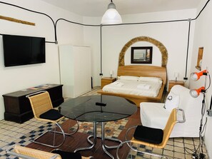 1 chambre, bureau, fer et planche à repasser, lit parapluie