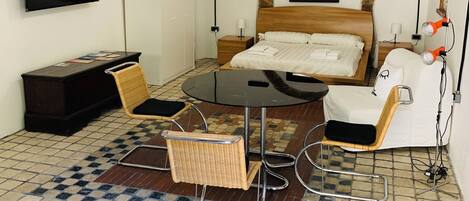 1 sovrum, skrivbord, strykjärn/strykbräda och resesäng