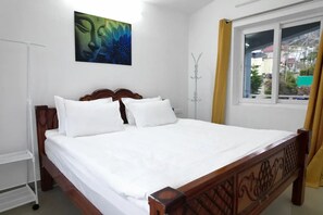 3 bedrooms, desk, iron/ironing board, free WiFi