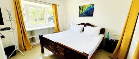 3 bedrooms, desk, iron/ironing board, free WiFi