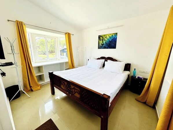 3 bedrooms, desk, iron/ironing board, free WiFi