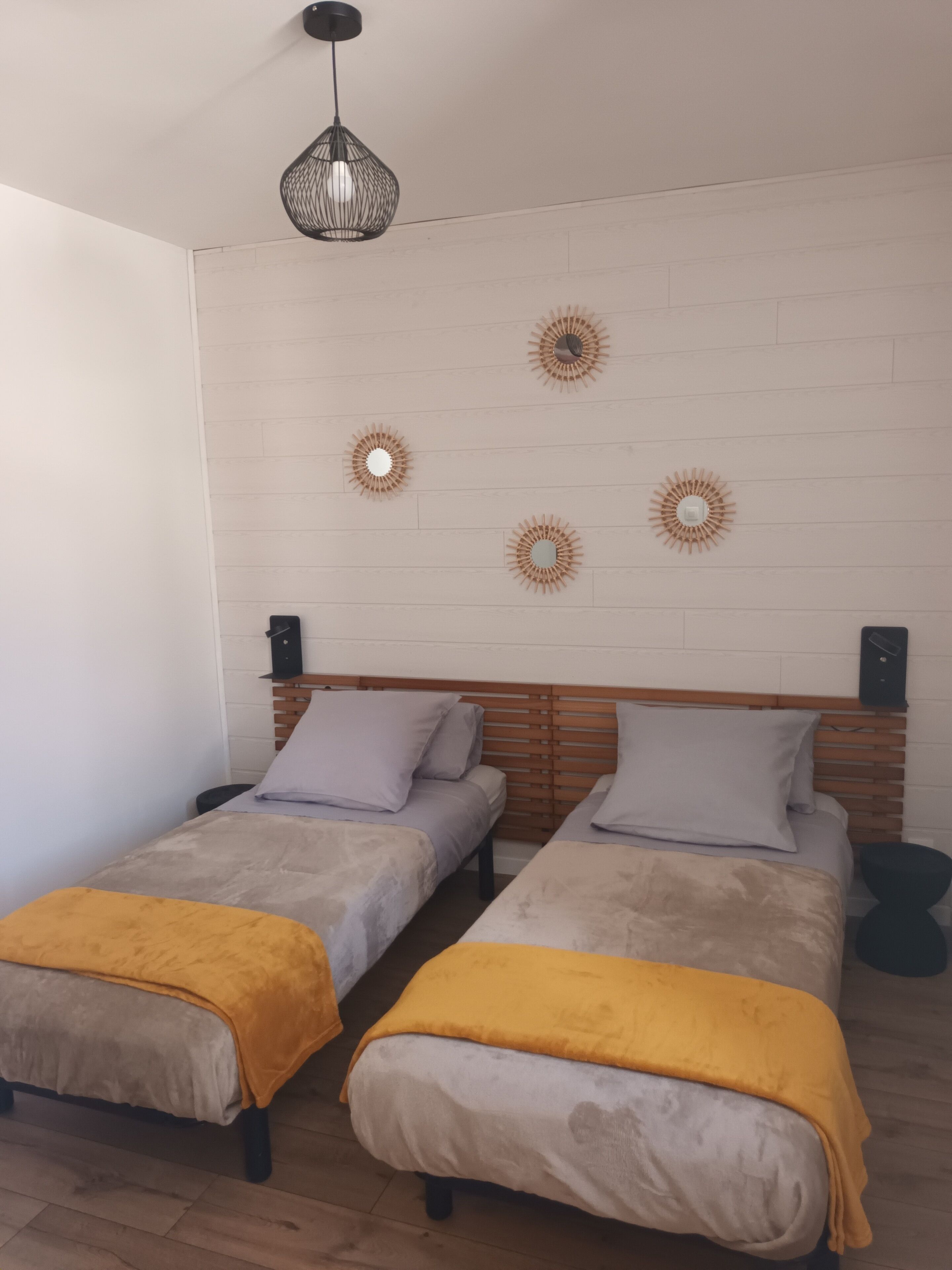 2 chambres, fer et planche à repasser, Wi-Fi, draps fournis