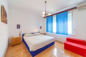 3 quartos, escrivaninha, ferros/tábuas de passar roupa, berço de viagem