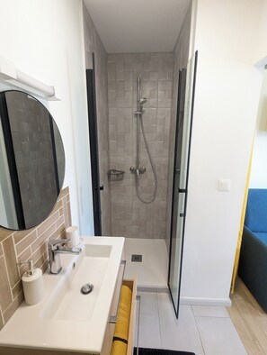 Shower, hair dryer, towels, toilet paper - Ploemeur Centre Studio Avec Terrasse (Ploemeur)