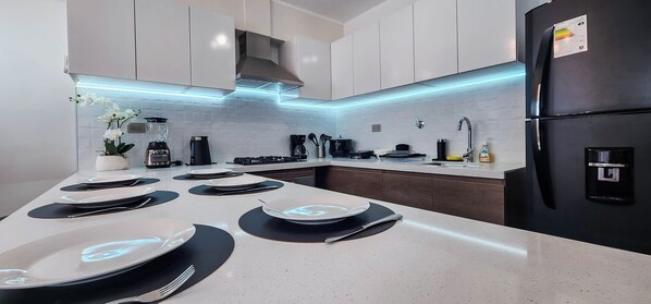 Een koelkast, een magnetron, een koffiezetapparaat/waterkoker