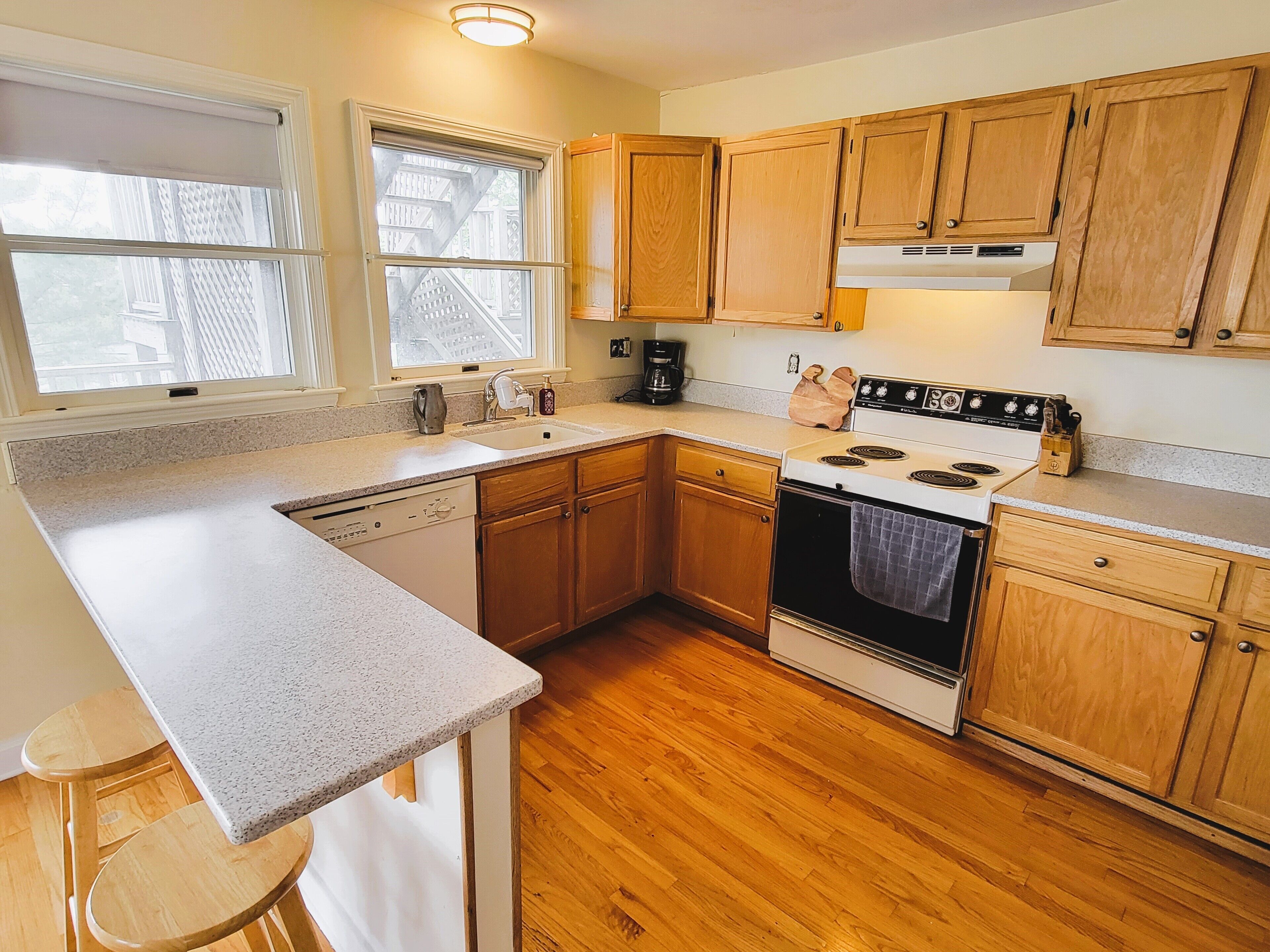 ~ Roomy townhouse w/2 baths ~ 1/2 mi from the beach! 1/2 mi from downtown!