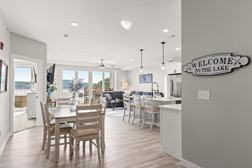 *Brand New - Lake front~ Screened in Porch ~ 2 PWC & 12 x 32 slip