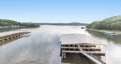 *Brand New - Lake front~ Screened in Porch ~ 2 PWC & 12 x 32 slip