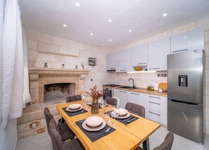 Kjøleskap, ovn, kokeplater og oppvaskmaskin