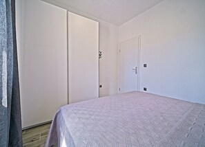 3 bedrooms, internet, bed sheets