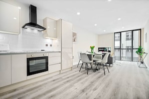 Køleskab, ovn, kogeplade, brødrister