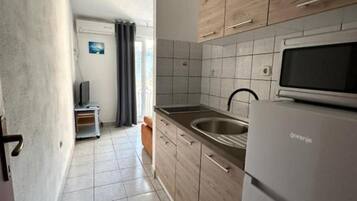 Refrigerador, microondas, parrilla de estufa y utensilios de cocina