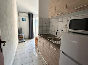 Kjøleskap, mikrobølgeovn, kokeplater og kjøkkenutstyr