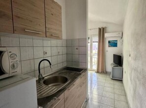 Refrigerador, microondas, parrilla de estufa y utensilios de cocina 