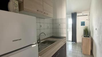 Jääkaappi, mikroaaltouuni, liesi, keittoastiat/astiat/ruokailuvälineet