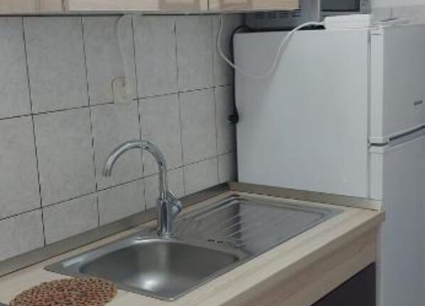 Fridge, microwave, stovetop, cookware/dishes/utensils