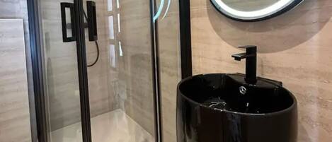 シャワー、ヘアドライヤー、タオル