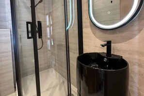 Dusche, Haartrockner, Handtücher
