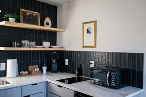 Micro-ondes, plaque de cuisson, cafetière/bouilloire