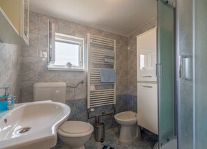 Ducha, secador de pelo y toallas