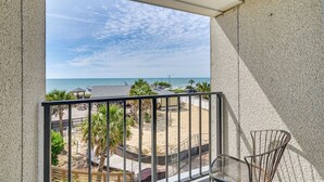 Un balcón con vista a la playa y al océano.