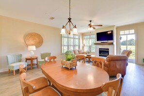 Dining - Spacious Springfield Home w/ Golf Course View! (Springfield)