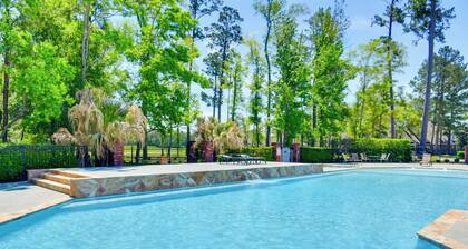 Spacious Springfield Home w/ Golf Course View!
