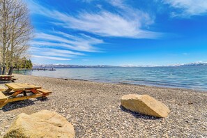 Una playa cerca