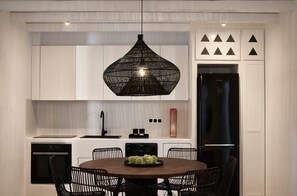 Réfrigérateur, four à micro-ondes, un four, surface de cuisson