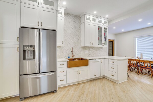 Fridge, microwave, oven, stovetop - Charming Champaign Victorian w/ Deck! (Champaign)