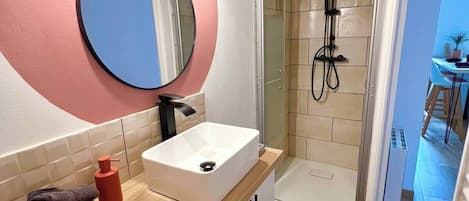 Dusche, Haartrockner, Handtücher, Seife