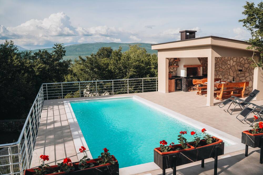 Villa Mihaela - Villa with Swimming Pool