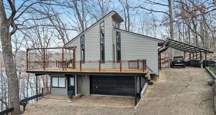 Quiet Lake Front House that is close to Downtown Rogers AR