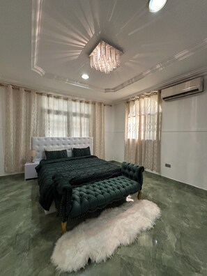 6 bedrooms, iron/ironing board, WiFi, bed sheets - At the centre of everything you need, the best restaurants & nature. Airport 12m (Accra)