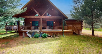 Peaceful log cabin with patio, gas grill, fire pit & WIFI