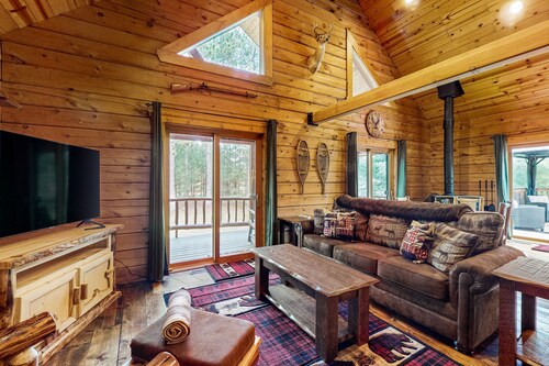 Peaceful log cabin with patio, gas grill, fire pit & WIFI