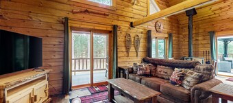 Peaceful log cabin with patio, gas grill, fire pit & WIFI