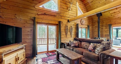 Peaceful log cabin with patio, gas grill, fire pit & WIFI