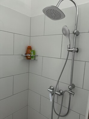 Hair dryer, towels, toilet paper - Gemütliche Ferienwohnung mit Kaminofen, Renoviert+rustikal (Neetzow-Liepen)