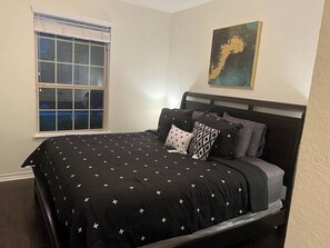 7 slaapkamers, een bureau, een strijkplank/strijkijzer, wifi