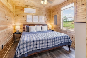 2 bedrooms, travel cot, free WiFi, bed sheets - Riverfront Cabin~Firepit~Private Boat Ramp w/ river access~Dog-Friendly! (Jamestown)