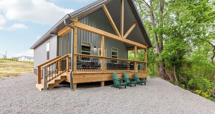 Riverfront Cabin~Firepit~Private Boat Ramp w/ river access~Dog-Friendly!