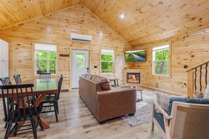 Smart TV, fireplace - Riverfront Cabin~Firepit~Private Boat Ramp w/ river access~Dog-Friendly! (Jamestown)