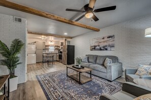 Smart TV, books - Lavish style 2BR in Stillwater with Free Parking (Stillwater)