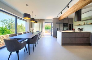 Réfrigérateur, four, plaque de cuisson, lave-vaisselle